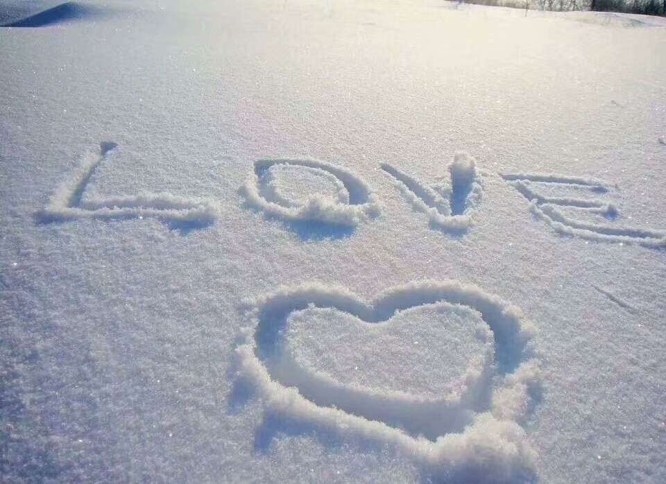 他在2018年初雪的这天夜晚,给她在平整的雪地上画下了浪漫的字符,如同