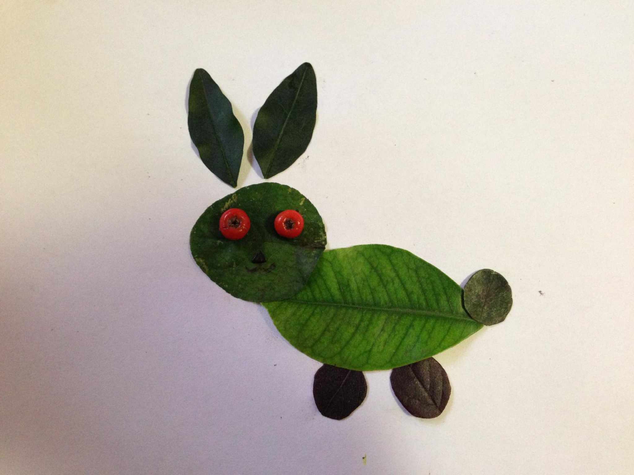 手工秀(1):树叶画  小铃儿是个心灵手巧的孩子,她非常喜欢和我一起做