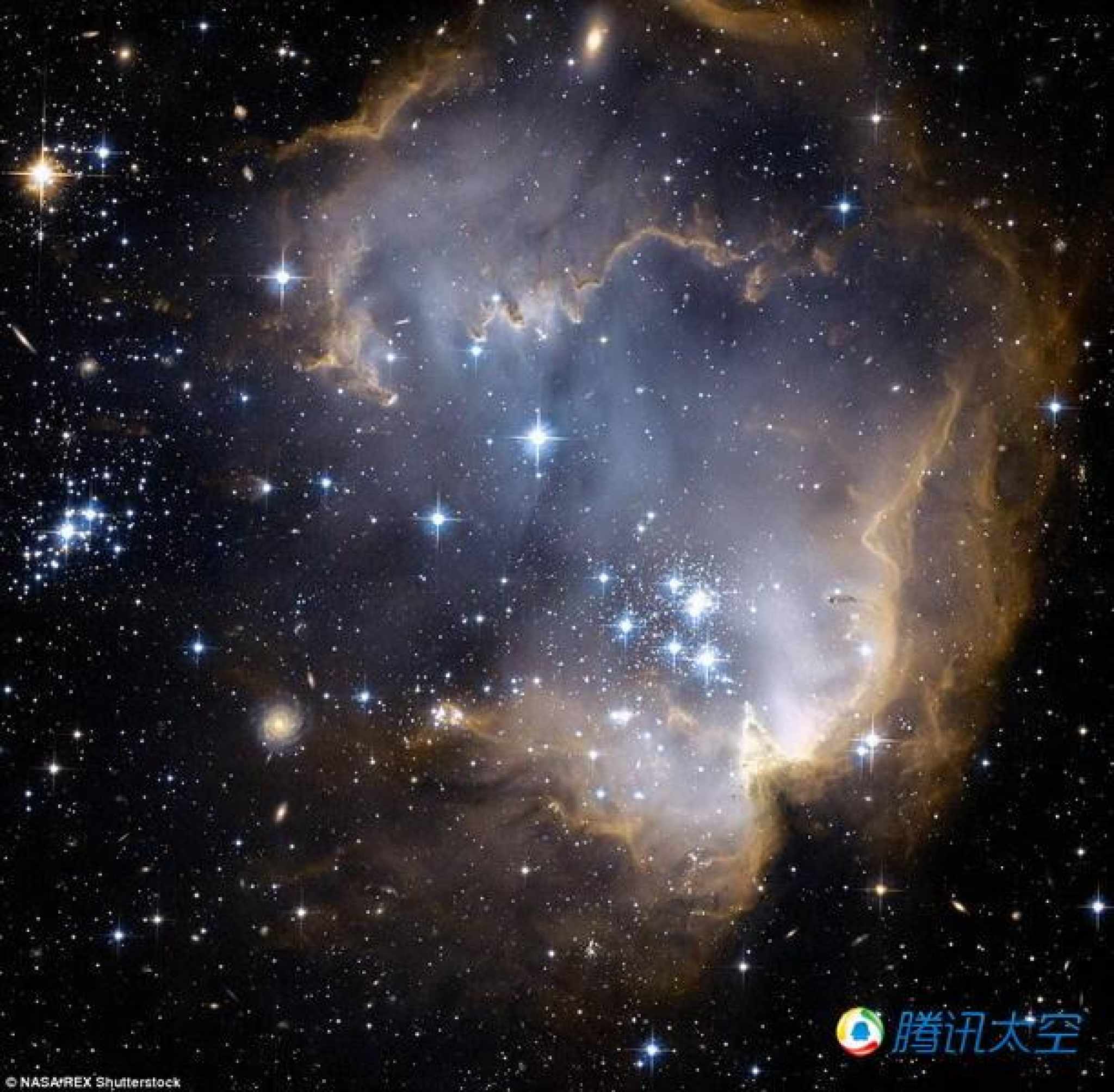 这是小麦哲伦星云恒星形成区域,图中明亮蓝色部分是最新诞生的恒星.