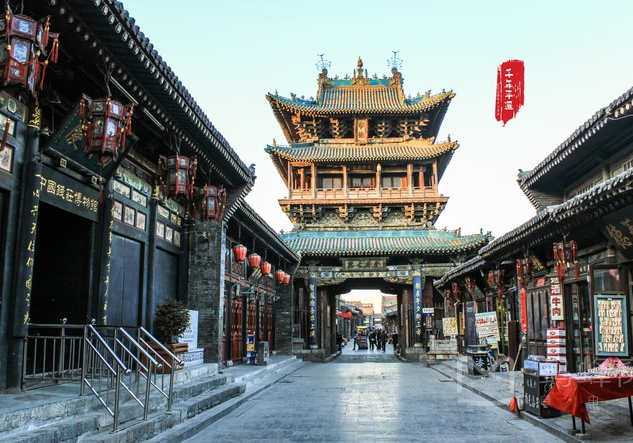 走在明清一条街,雄姿壮观,飞檐翘角的市楼,街道两旁点亮的红灯笼,历史